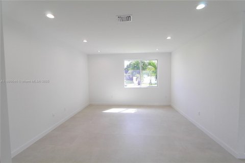 House in Miami, Florida 3 bedrooms, 218.97 sq.m. № 1943354 - photo 8