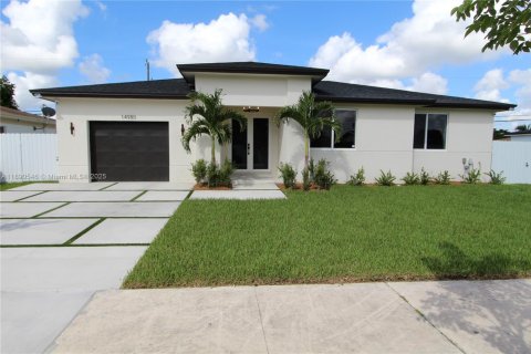 House in Miami, Florida 3 bedrooms, 218.97 sq.m. № 1943354 - photo 1
