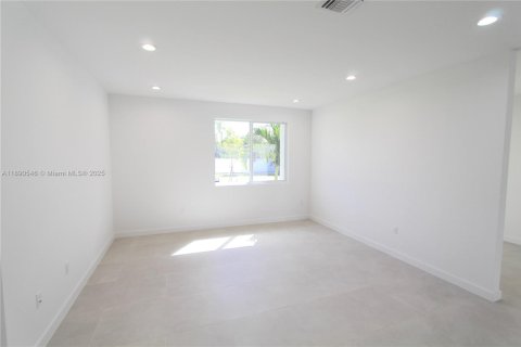 House in Miami, Florida 3 bedrooms, 218.97 sq.m. № 1943354 - photo 7