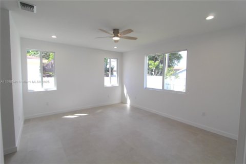 House in Miami, Florida 3 bedrooms, 218.97 sq.m. № 1943354 - photo 15