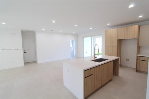 House in Miami, Florida 3 bedrooms, 218.97 sq.m. № 1943354 - photo 10
