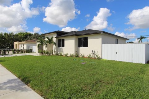 House in Miami, Florida 3 bedrooms, 218.97 sq.m. № 1943354 - photo 3