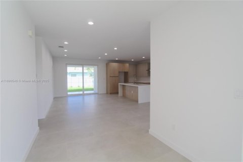 House in Miami, Florida 3 bedrooms, 218.97 sq.m. № 1943354 - photo 4