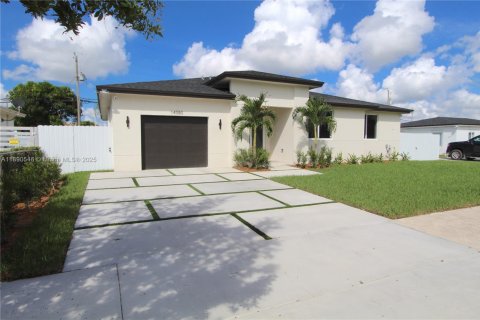 House in Miami, Florida 3 bedrooms, 218.97 sq.m. № 1943354 - photo 2