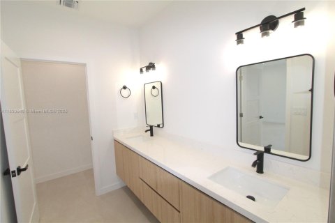 House in Miami, Florida 3 bedrooms, 218.97 sq.m. № 1943354 - photo 20