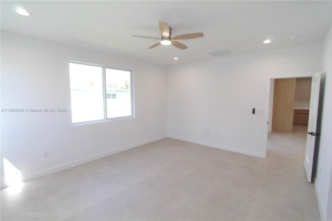 House in Miami, Florida 3 bedrooms, 218.97 sq.m. № 1943354 - photo 17