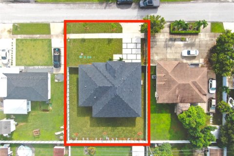 House in Miami, Florida 3 bedrooms, 218.97 sq.m. № 1943354 - photo 30