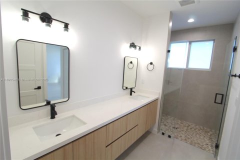 House in Miami, Florida 3 bedrooms, 218.97 sq.m. № 1943354 - photo 19