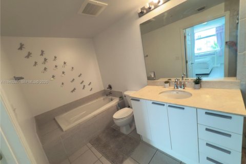 Condo in Hollywood, Florida, 2 bedrooms  № 1998123 - photo 11