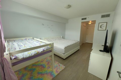 Condo in Hollywood, Florida, 2 bedrooms  № 1998123 - photo 5