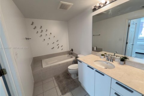 Condo in Hollywood, Florida, 2 bedrooms  № 1998123 - photo 9
