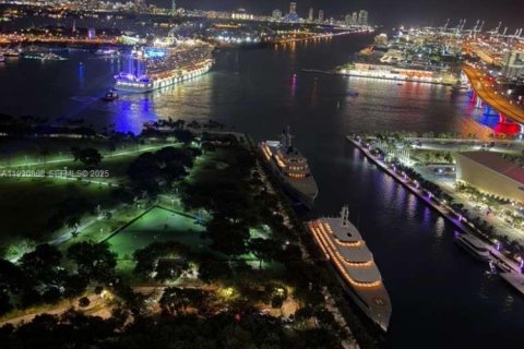 Condo in Miami, Florida, 1 bedroom  № 1989696 - photo 19