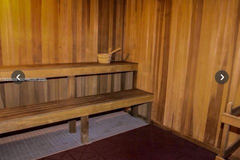 Condo in Miami, Florida, 1 bedroom  № 1989696 - photo 17