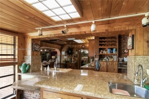 House in Miami, Florida 4 bedrooms, 290.13 sq.m. № 1891976 - photo 10