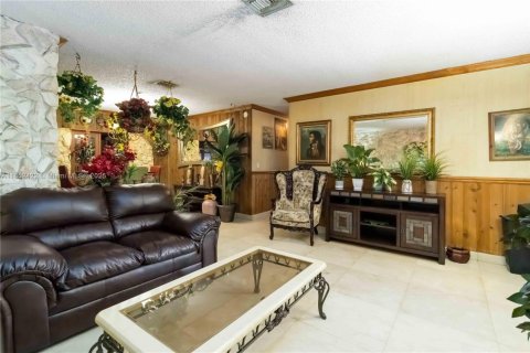House in Miami, Florida 4 bedrooms, 290.13 sq.m. № 1891976 - photo 4