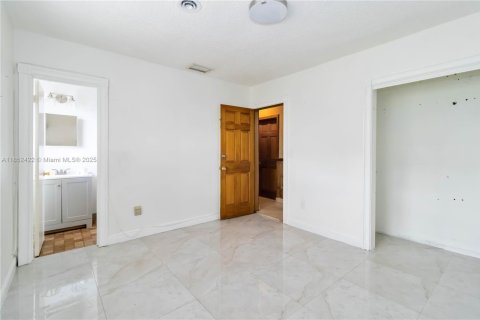 House in Miami, Florida 4 bedrooms, 290.13 sq.m. № 1891976 - photo 24