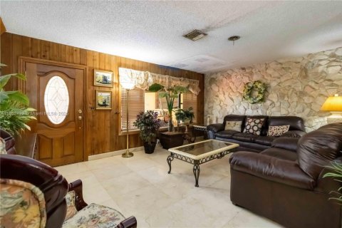 House in Miami, Florida 4 bedrooms, 290.13 sq.m. № 1891976 - photo 2