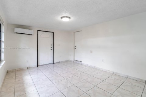 House in Miami, Florida 4 bedrooms, 290.13 sq.m. № 1891976 - photo 26