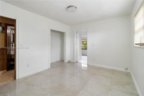 House in Miami, Florida 4 bedrooms, 290.13 sq.m. № 1891976 - photo 22