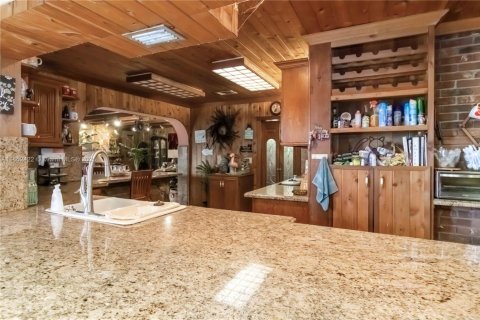 House in Miami, Florida 4 bedrooms, 290.13 sq.m. № 1891976 - photo 11
