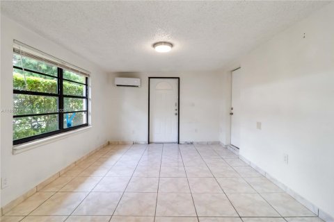 House in Miami, Florida 4 bedrooms, 290.13 sq.m. № 1891976 - photo 25