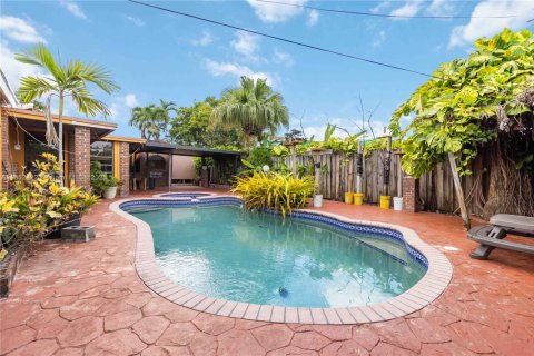 House in Miami, Florida 4 bedrooms, 290.13 sq.m. № 1891976 - photo 1