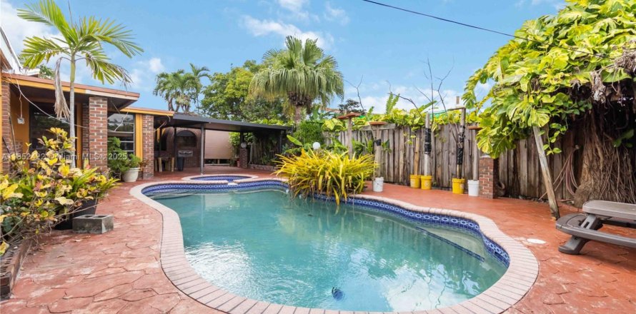 House in Miami, Florida 4 bedrooms, 290.13 sq.m. № 1891976