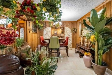 House in Miami, Florida 4 bedrooms, 290.13 sq.m. № 1891976 - photo 6