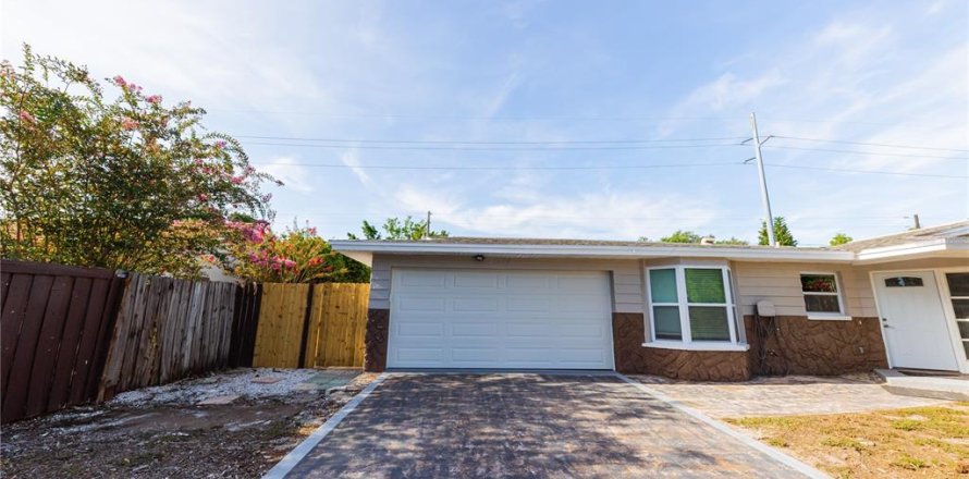 House in Clearwater, Florida 3 bedrooms, 163.51 sq.m. № 2303237