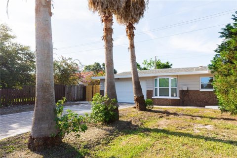 House in Clearwater, Florida 3 bedrooms, 163.51 sq.m. № 2303237 - photo 3