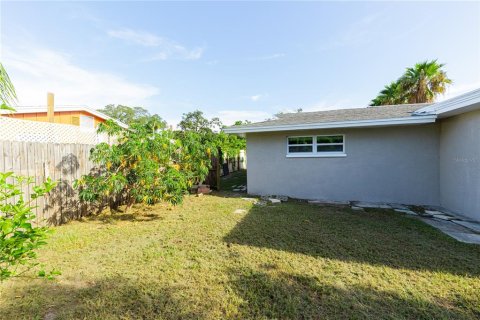 House in Clearwater, Florida 3 bedrooms, 163.51 sq.m. № 2303237 - photo 12