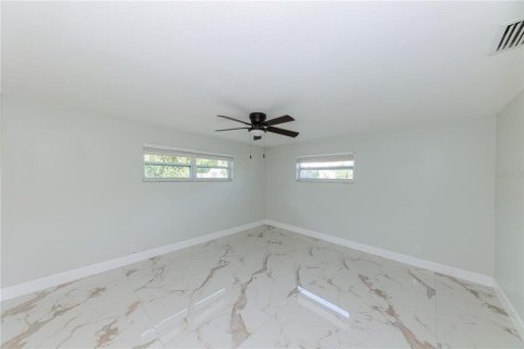 House in Clearwater, Florida 3 bedrooms, 163.51 sq.m. № 2303237 - photo 18