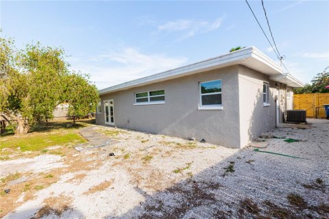 House in Clearwater, Florida 3 bedrooms, 163.51 sq.m. № 2303237 - photo 15