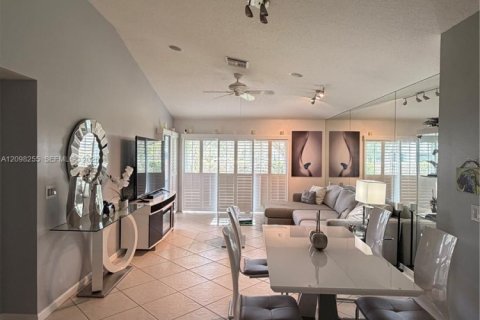 Touwnhouse à vendre à Palm Beach Gardens, Floride: 3 chambres, 125.14 m2 № 2395254 - photo 5