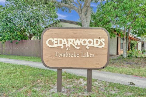 Villa ou maison à vendre à Pembroke Pines, Floride: 2 chambres, 111.11 m2 № 1811455 - photo 4