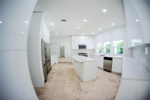 House in Pinecrest, Florida 6 bedrooms, 448.25 sq.m. № 1739856 - photo 11