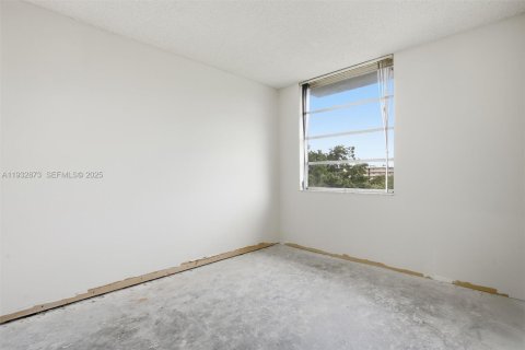 Condominio en venta en Miramar, Florida, 2 dormitorios, 77.29 m2 № 1994784 - foto 16