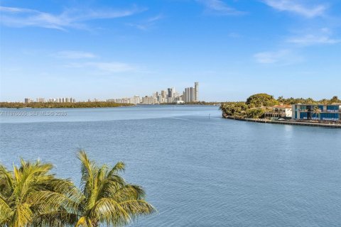 Кондоминиум с 4 спальнями в Бей-Харбор-Айлендс, Флорида № 2041494