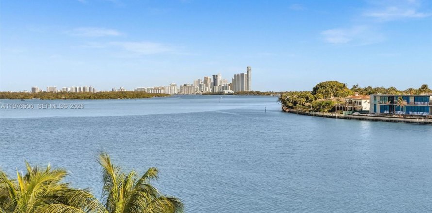 Кондоминиум с 4 спальнями в Бей-Харбор-Айлендс, Флорида № 2041494