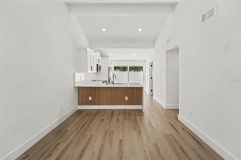 Townhouse in Tampa, Florida 2 bedrooms, 86.21 sq.m. № 2391008 - photo 5