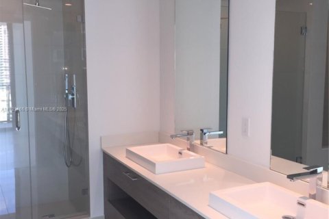 Condo in Miami, Florida, 2 bedrooms  № 1976038 - photo 13