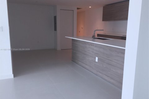 Condo in Miami, Florida, 2 bedrooms  № 1976038 - photo 9