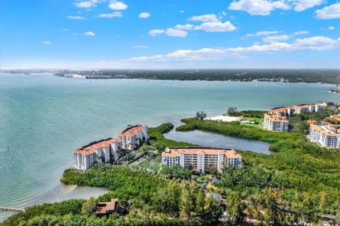 House in Saint Petersburg, Florida 5 bedrooms, 255.76 sq.m. № 1913505 - photo 5