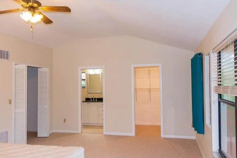 House in Saint Petersburg, Florida 5 bedrooms, 255.76 sq.m. № 1913505 - photo 18