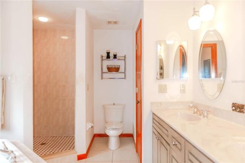 House in Saint Petersburg, Florida 5 bedrooms, 255.76 sq.m. № 1913505 - photo 12