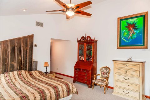 House in Saint Petersburg, Florida 5 bedrooms, 255.76 sq.m. № 1913505 - photo 10