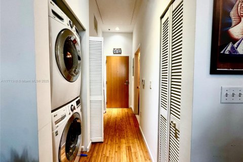 Condo in Miami, Florida, 1 bedroom  № 1692703 - photo 6