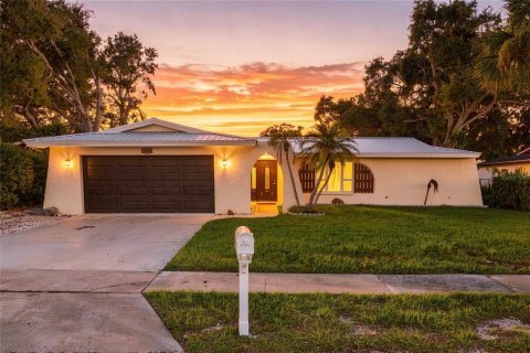 House in Seminole, Florida 4 bedrooms, 155.24 sq.m. № 2329930