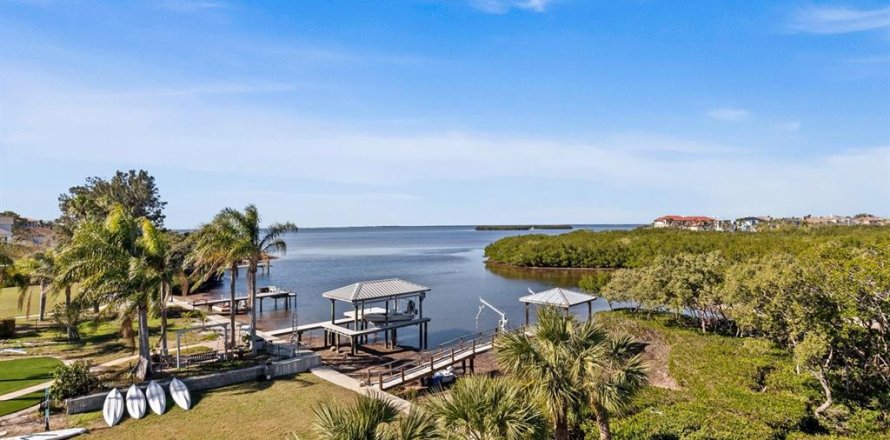 Casa en Tarpon Springs, Florida 3 dormitorios, 195.09 m2 № 1515538