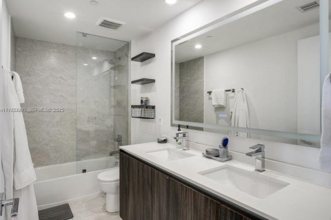 Condominio en alquiler en Miami, Florida, 2 dormitorios, 108.79 m2 № 1992222 - foto 17